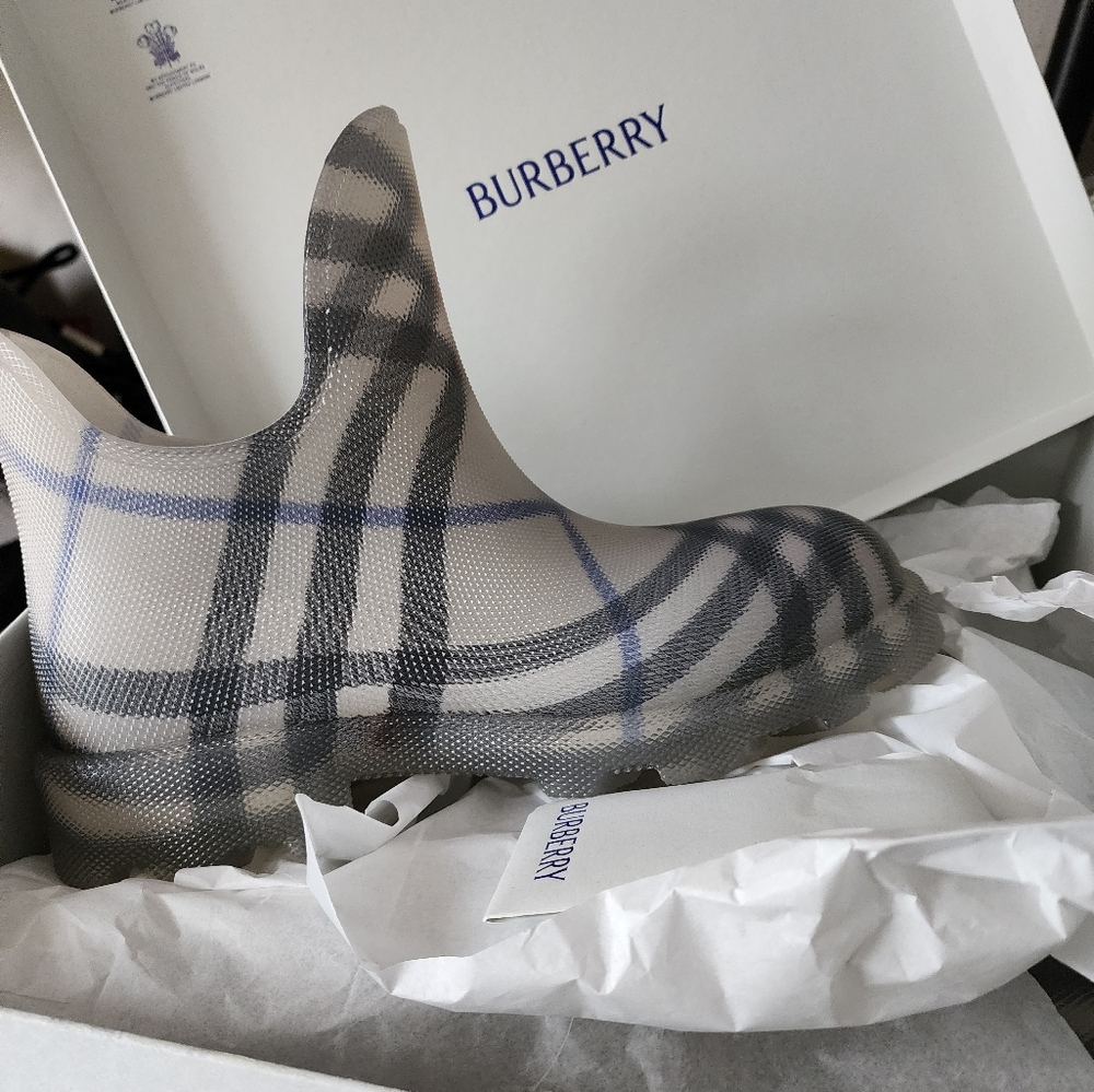 Burberry March Boot Lichen Size 9m/10.5w  Brand New W Tags Retail Over $700